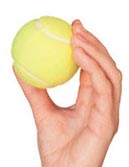 hand met tennisbal