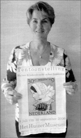 Ditty Klein met poster